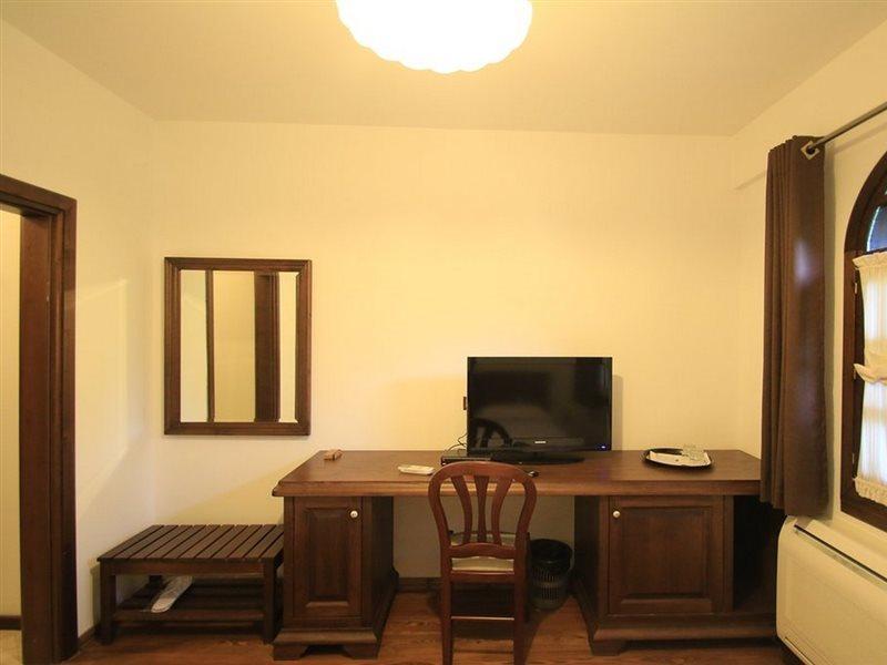 Boutique Hotel Muzaka Berat Exteriör bild