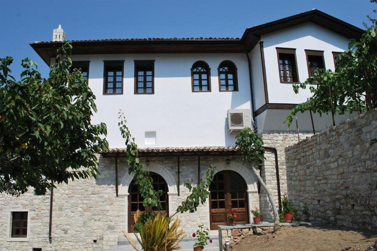 Boutique Hotel Muzaka Berat Exteriör bild