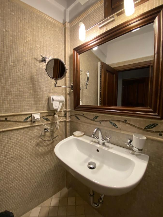 Boutique Hotel Muzaka Berat Exteriör bild