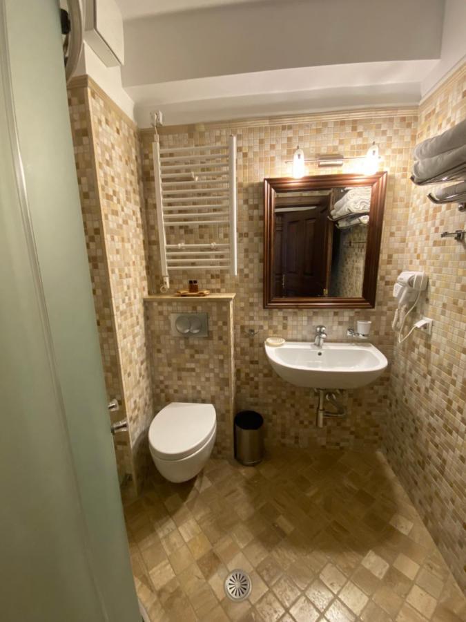Boutique Hotel Muzaka Berat Exteriör bild